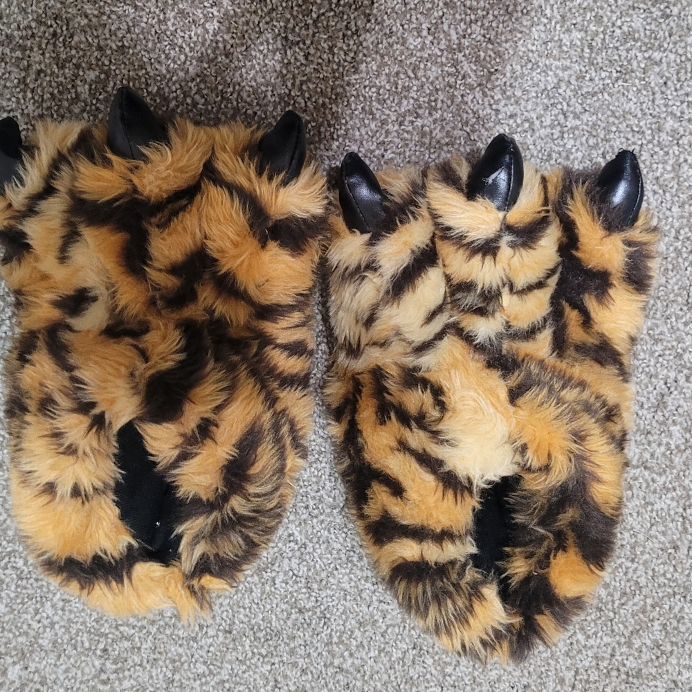 4/$25 Fun House Slippers Used Size s/m Can fit kids and adults - Picture 4 of 10